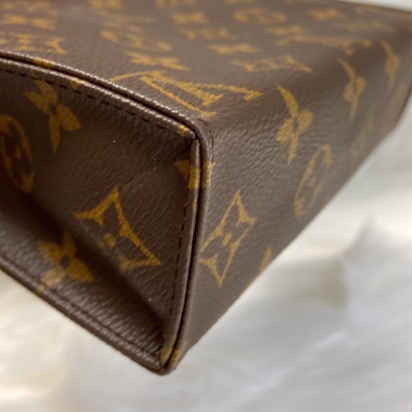 Louis Vuitton Monogram Toiletry Pouch 19 - Picture 7 of 9